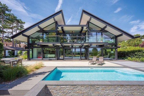 Moderne Architektur mit Glasfassade und Pool Haus mit bodentiefen Fenstern und Pool in natürlicher Umgebung