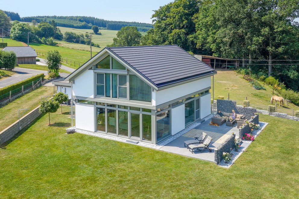 Modernes Haus mit Garten und Panoramaansicht Luftaufnahme eines modernen Hauses mit schönem Garten und umliegender Landschaft