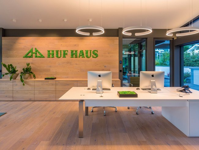 Offenes Büro mit Empfangstresen und modernen Arbeitsplätzen