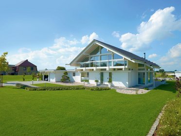 Modernes Fachwerkhaus mit großer Fensterfront und Garten