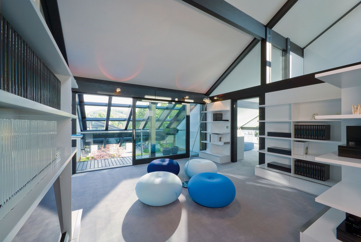 HUF Dorf Musterhauszentrum ART 9 31 Helles Büro mit Bücherregalen und bunten Sitzkissen