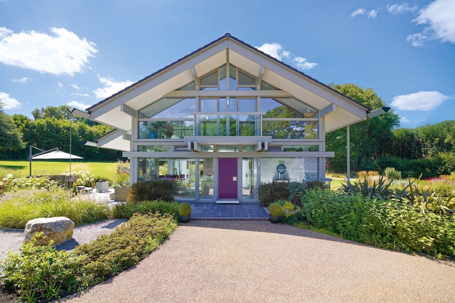 HUF Haus ART 3 mit modernem Design und Garten Designhaus HUF ART 3 im Einklang mit der Natur und schönem Garten