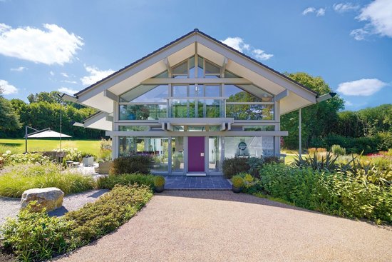 HUF Haus ART 3 mit modernem Design und Garten Designhaus HUF ART 3 im Einklang mit der Natur und schönem Garten