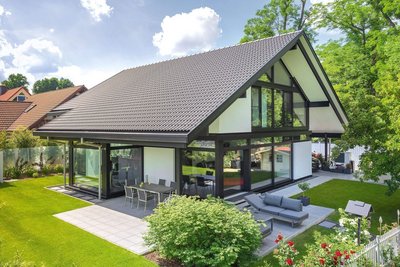 Ein elegantes Architektenhaus mit modernen Designelementen und einem einladenden Garten