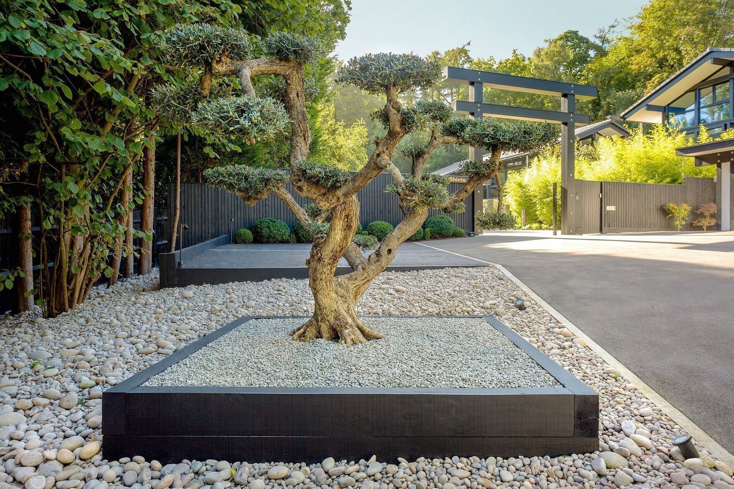 Moderne Architektur trifft Natur: HUF Haus ART HUF Haus ART mit Doppelpultdach und eleganter Glasfassade