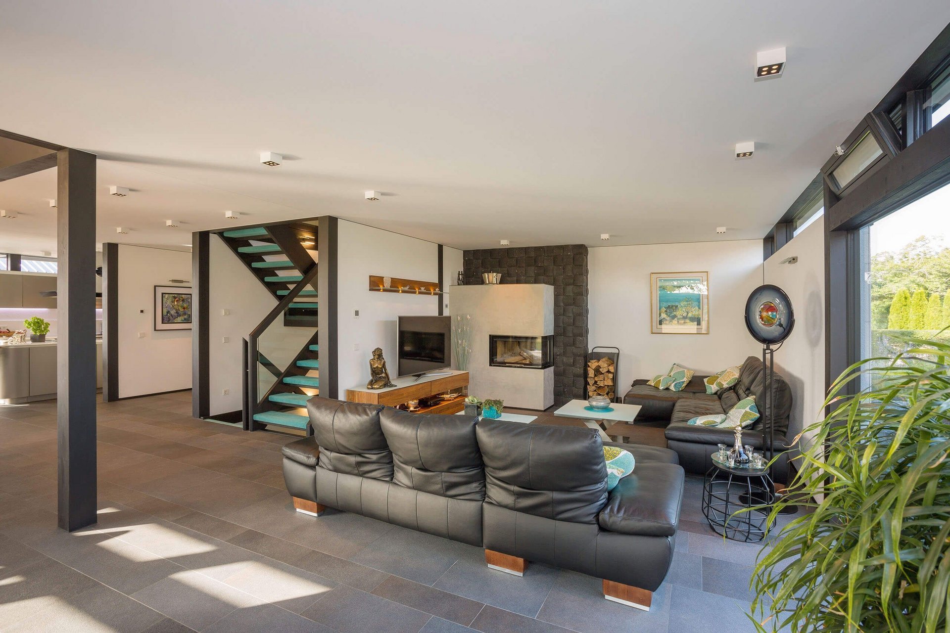Moderne Wohnlandschaft mit offener Gestaltung Lichtdurchflutetes Wohnzimmer mit eleganten Möbeln und Treppe