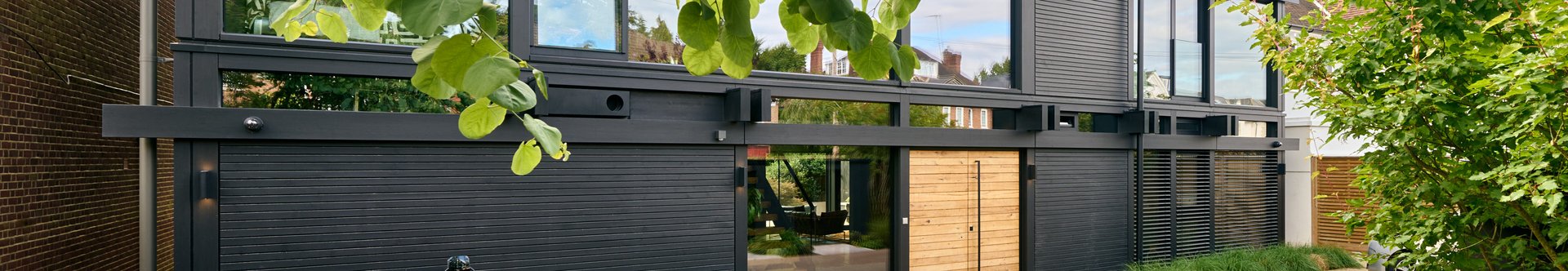 Moderne Architektur eines HUF Hauses mit gepflegter Umgebung