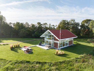 Stilvolles Architektenhaus in idyllischer Umgebung Gemütliches Familienhaus mit modernem Design und großer Wiese