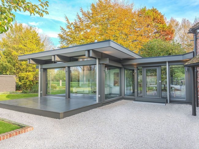 Stylischer HUF Anbau mit lichtdurchflutetem Wohnraum und Naturblick