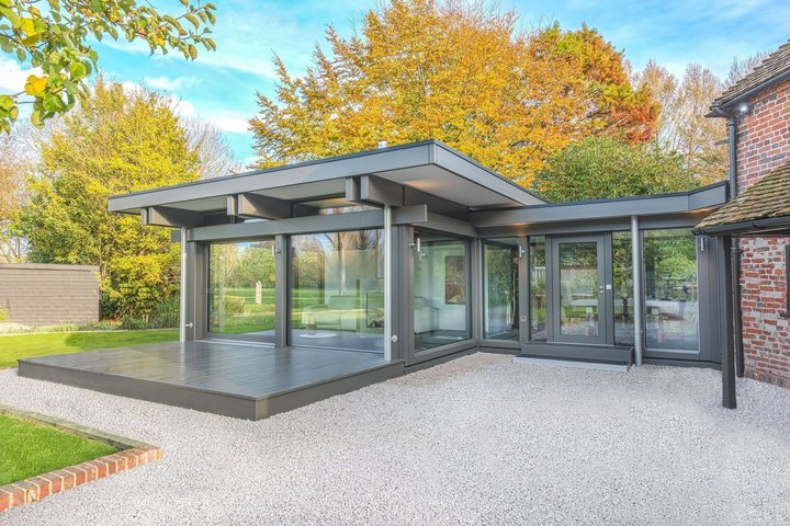 Stylischer HUF Anbau mit lichtdurchflutetem Wohnraum und Naturblick