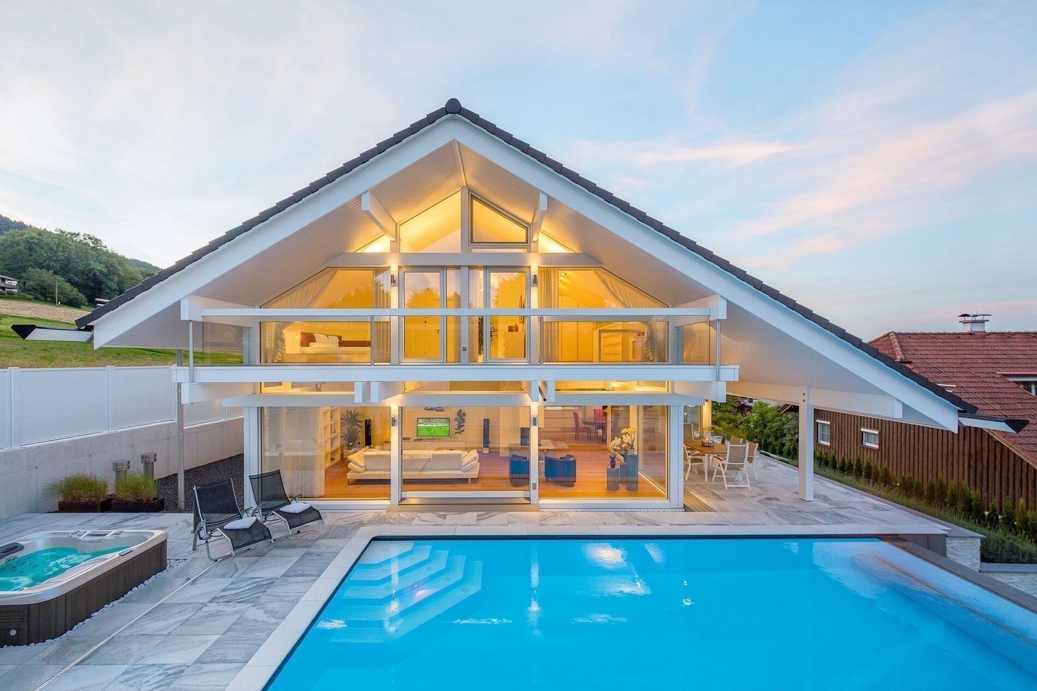 Moderne Architektur mit Panoramablick und Pool Transparente HUF Architektur mit Blick auf Hügel und See
