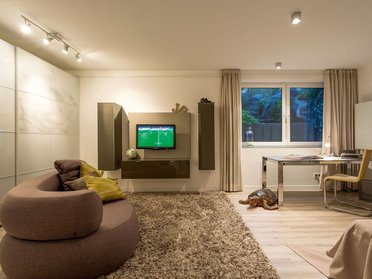 Helles Wohnzimmer mit modernem Mobiliar und Blick auf den Garten