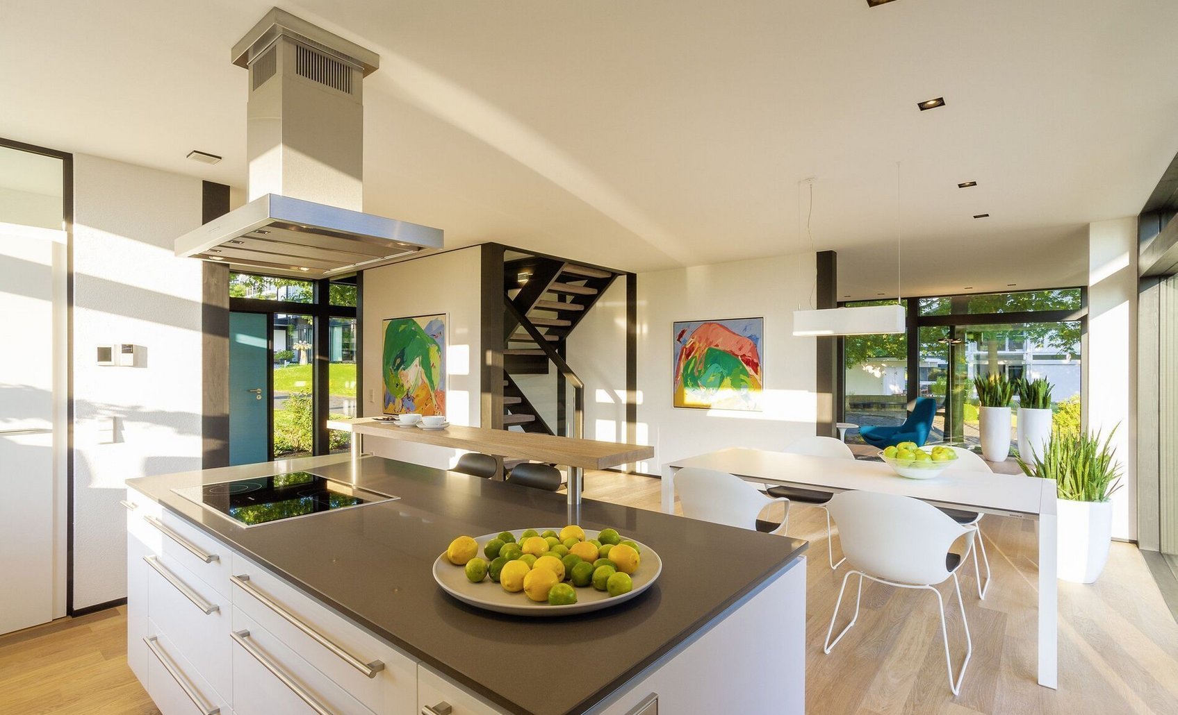 Moderne Einbauküche in HUF Haus mit Essbereich Helle und exklusive Innenarchitektur eines HUF Hauses mit Küche und Essbereich.
