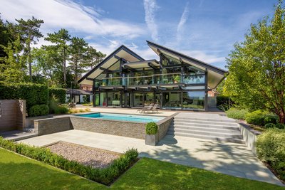 Modernes Architekturhaus mit Pool und Gartenlandschaft