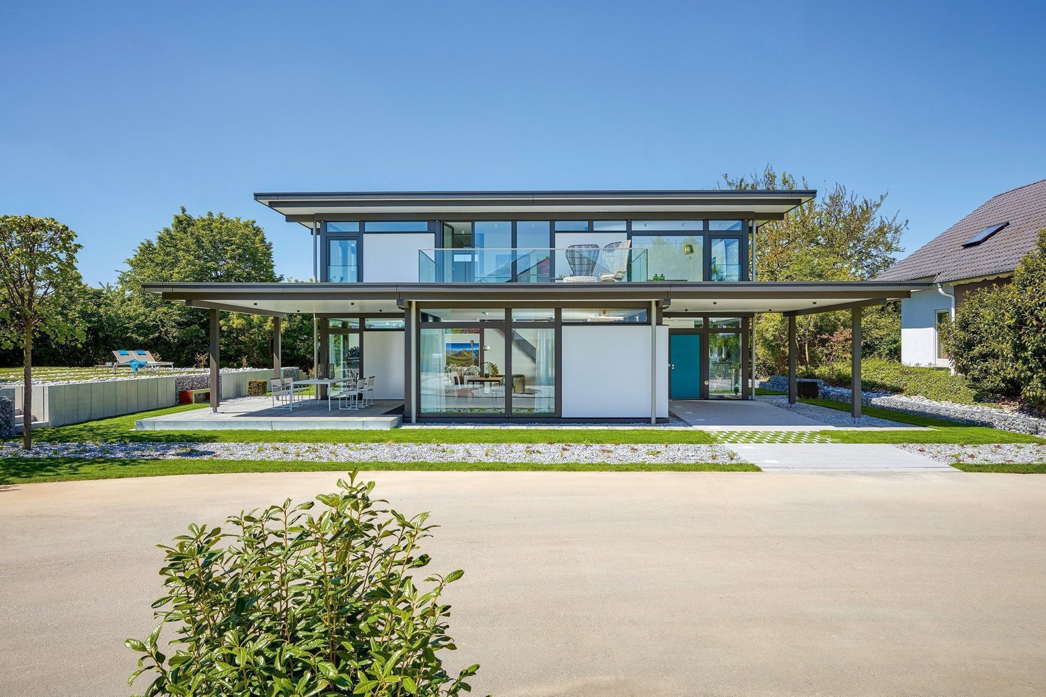 Moderne Architektur: zeitgenössisches Wohnhaus Elegantes, helles Haus mit Glasfassade und Gartenlandschaft
