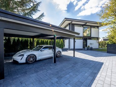 Lichtdurchflutetes Haus mit Carport und modernem Design