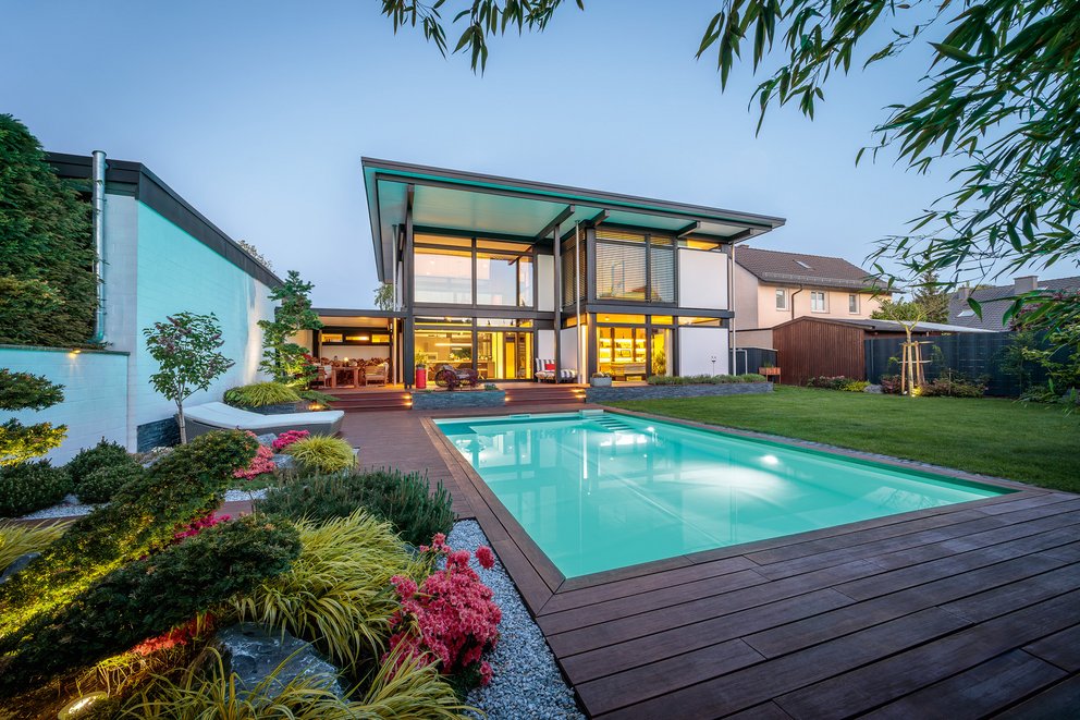 Stylisches Haus mit Glasfassade und schönem Garten
