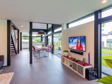 Gemütliches Architektenhaus mit stilvollem Interieur Innenansicht eines modernen Familienhauses mit Wohnbereich und Esstisch