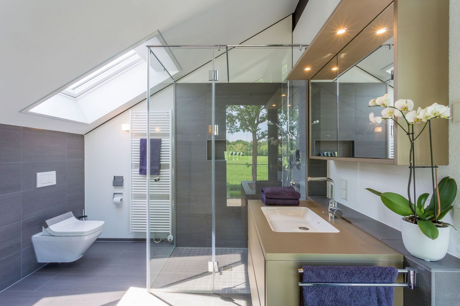 HUF house modum 810 24 Stilvolles Badezimmer mit klaren Linien und natürlichem Licht