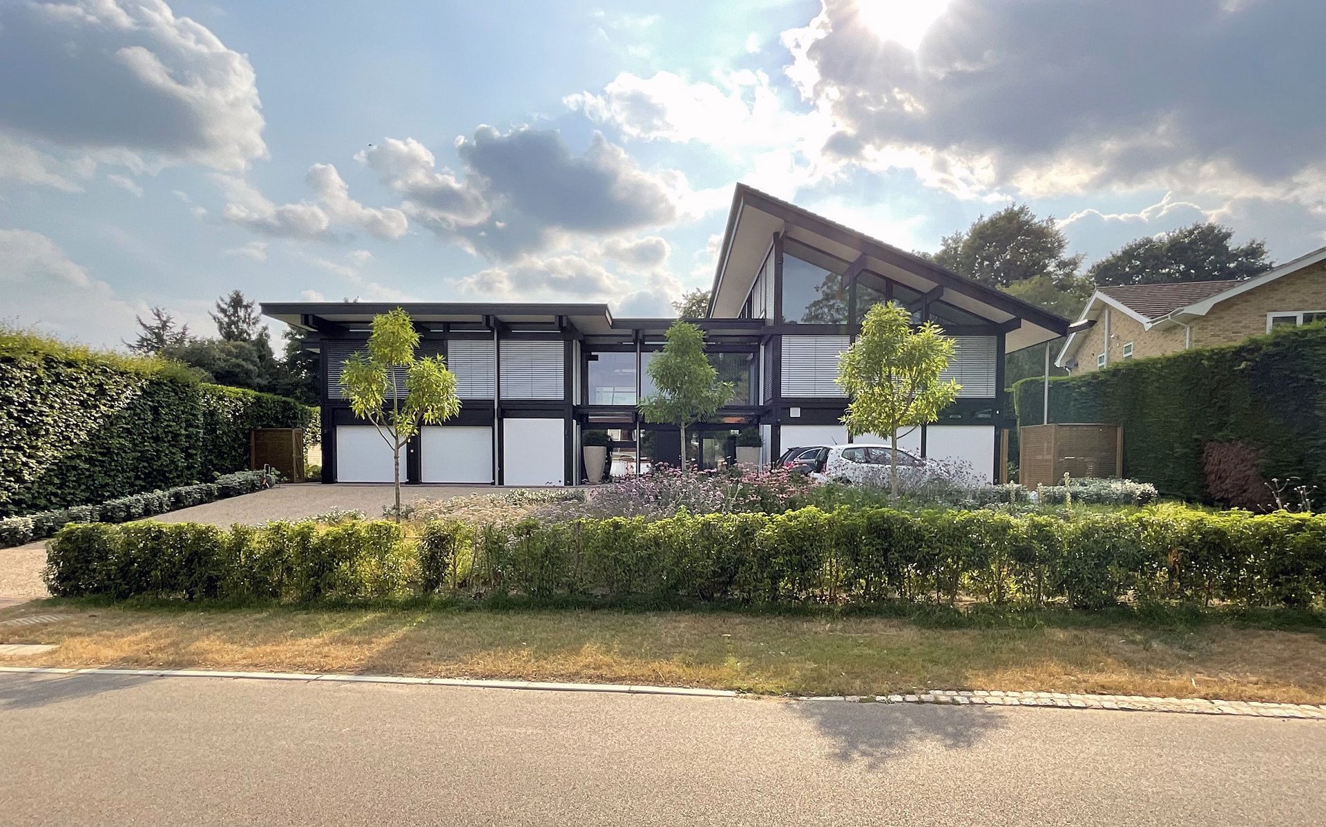 Moderne Architektur eines Einfamilienhauses Elegantes Haus mit modernen Designelementen und Garten