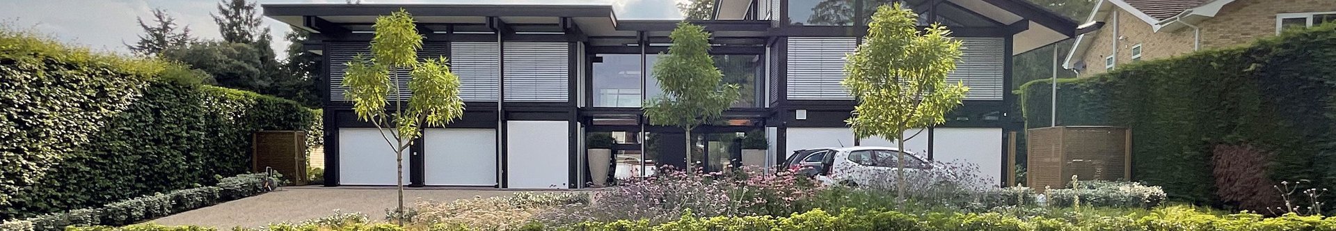 Elegantes Haus mit modernen Designelementen und Garten