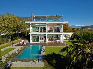 Modernes Haus mit HUF Flachdach und Pool Elegantes modernes Gebäude mit klarer Architektur und Garten.