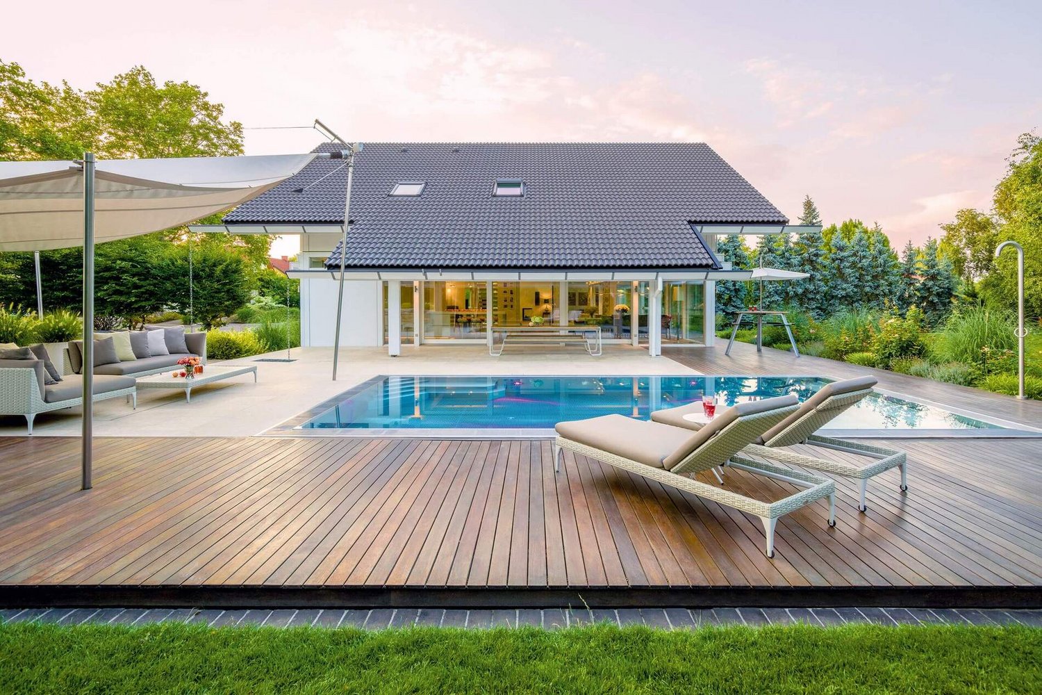 Modernes Fachwerkhaus mit Pool und Terrasse Weißes Fachwerkhaus mit Doppelpultdach, Pool und großzügiger Terrasse.