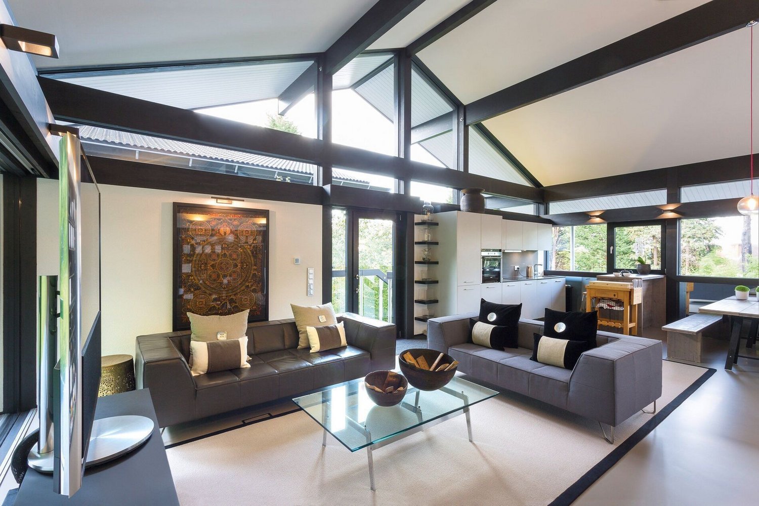 Modernes HUF Haus mit großzügiger Glasfassade Elegantes Wohnzimmer in modernem HUF Haus mit Transparenz und Symmetrie