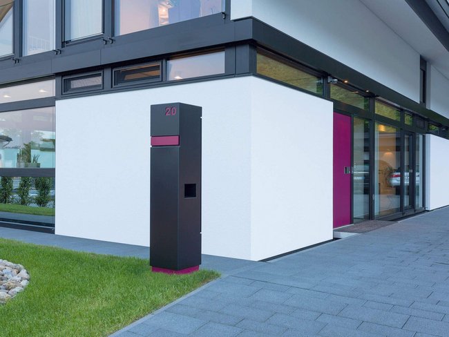 Modernes Architektenhaus mit stilvollem Eingangsbereich Gemütliches Familienhaus mit moderner Außengestaltung und Briefkasten