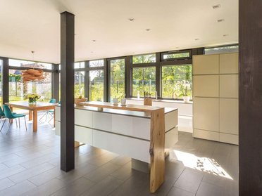Lichtdurchflutetes Interieur mit Essbereich und moderner Küche