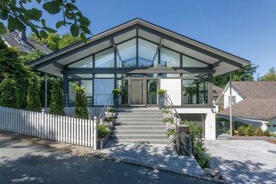 Moderner Bau mit Glas und stufenförmigem Eingangsbereich