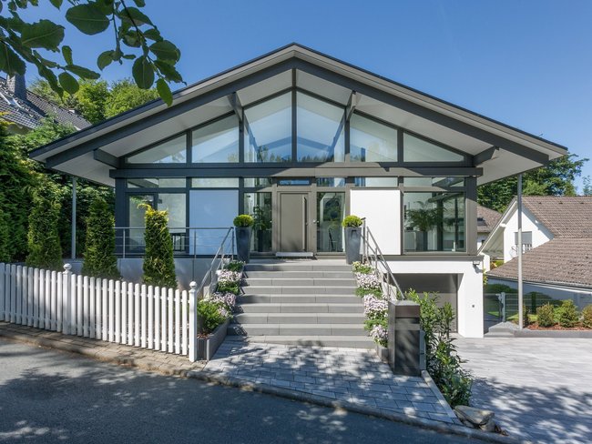 Moderne Bungalow-Architektur mit Glasfront Moderner Bau mit Glas und stufenförmigem Eingangsbereich