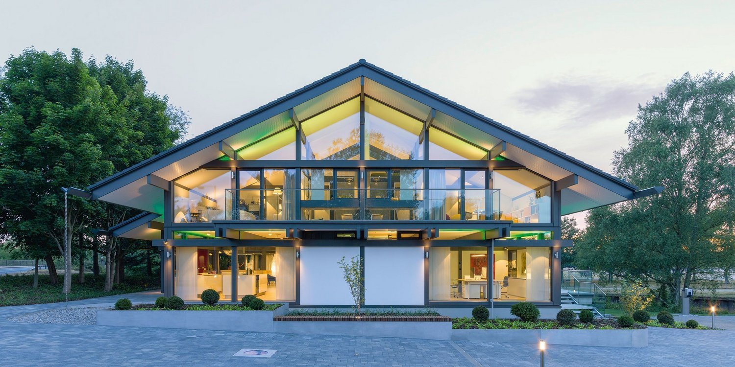 HUF show home London Brooklands 23 Helles modernes Gebäude mit großer Glasfront und Landschaftsgestaltung