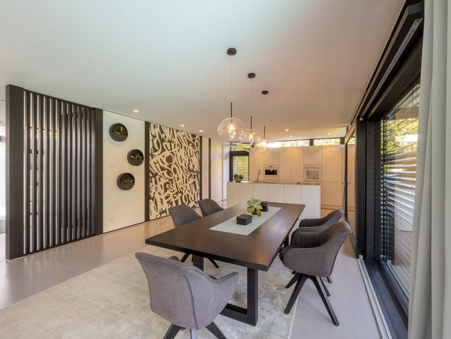 Geräumiges, helles Wohnzimmer mit Essbereich und moderner Küche