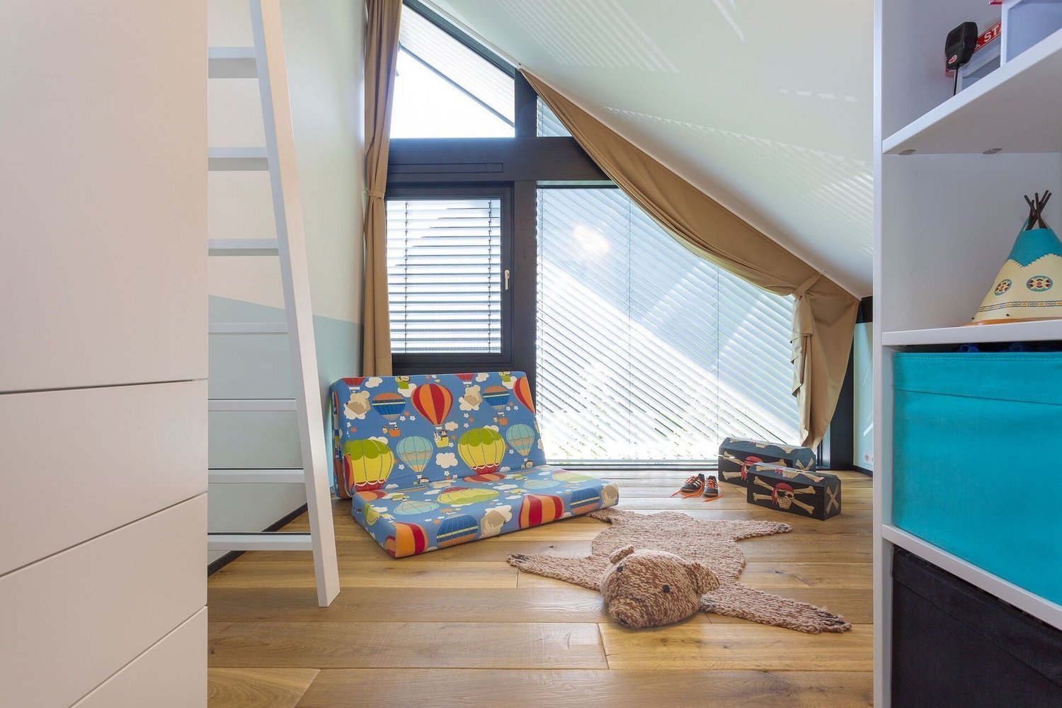 Gemütliches Architektenhaus mit stilvollem Interieur Stilvolles Kinderzimmer in einem modernen Familienhaus