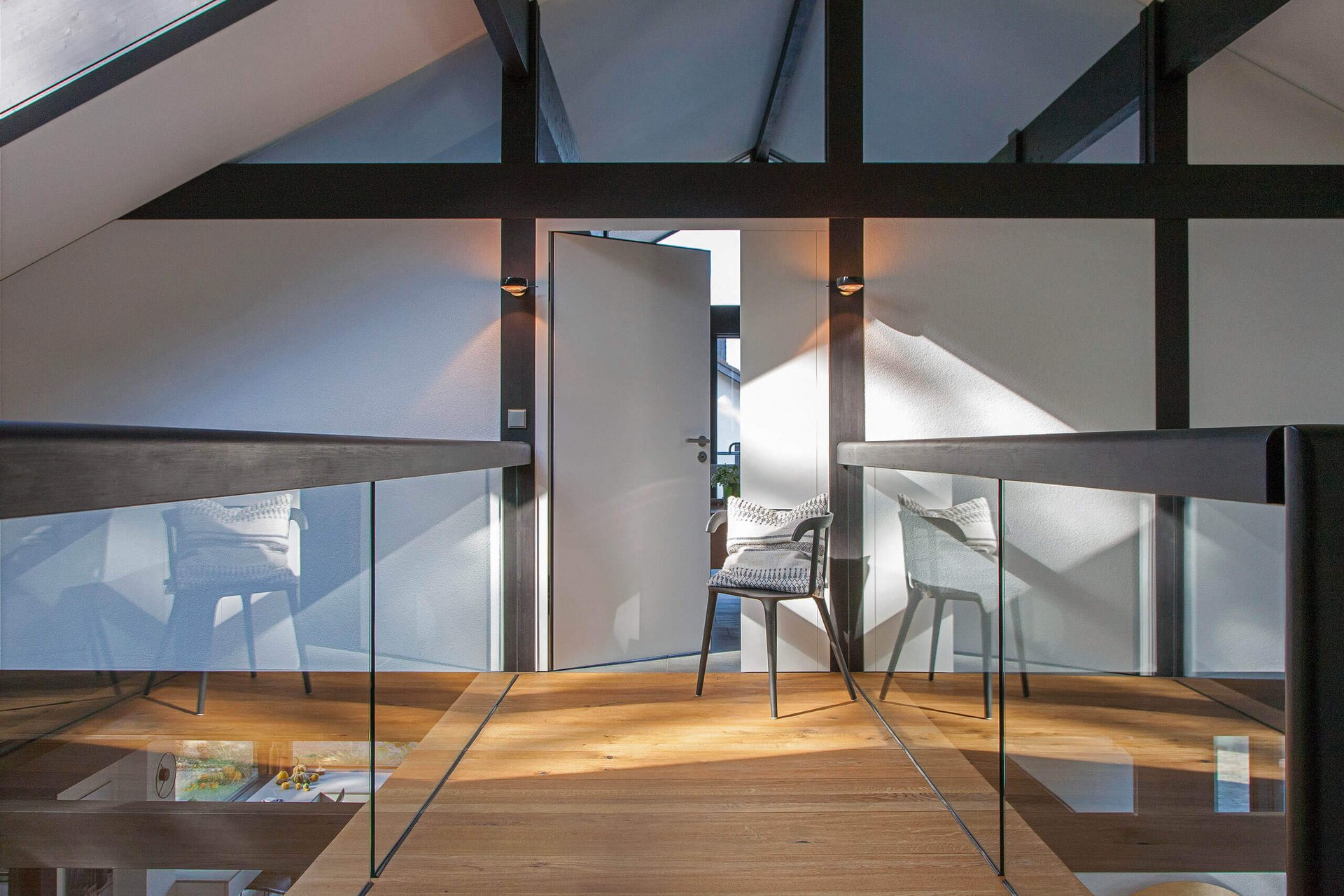 Moderne Innenarchitektur mit Holz und Glas Heller Raum mit Glasgeländer und Stühlen, moderne Einrichtung