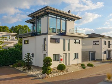 Moderne Aufstockung eines Bestandshauses Haus mit HUF Aufstockung und Glasdach in ruhiger Wohngegend