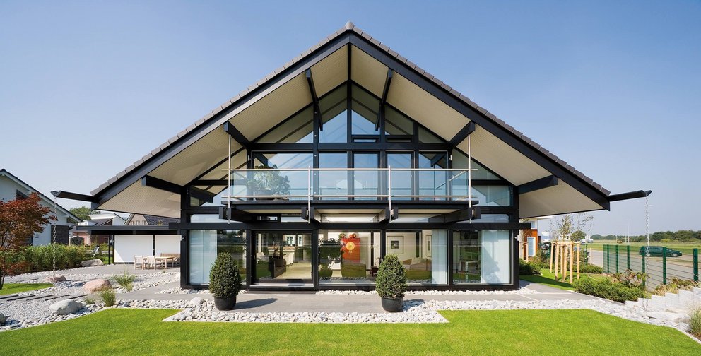 Fassade eines stilvollen modernen Hauses mit Gärten und Terrasse