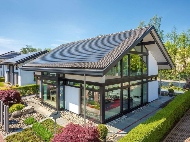 Ein stilvolles Haus mit Garten und modernen Designelementen