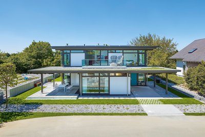 Helles, modernes Haus mit Terrassen und großzügigem Garten