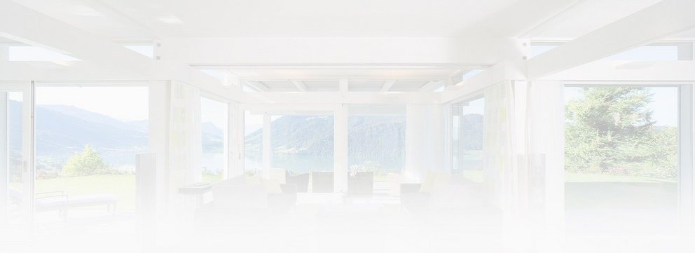 Heller Wohnraum mit großen Fenstern und Aussicht auf die Natur