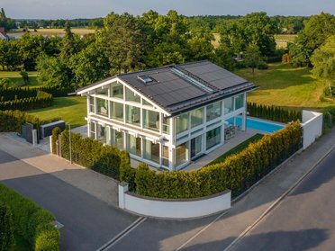 Modernes HUF Haus mit Pool und Gartenansicht Zeitgenössisches HUF Haus mit Solarpanels und gepflegtem Außenbereich