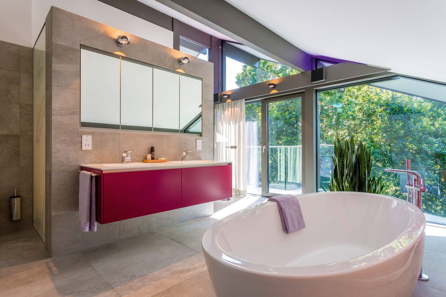 HUF show home London Brooklands 56 Helles Badezimmer mit Badewanne, Doppelwaschbecken und großen Fenstern