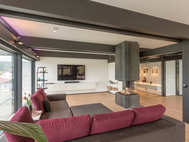Modernes HUF Haus mit Fachwerk-Glas-Architektur Helle und offene Wohnräume im HUF Haus mit ergonomischem Design