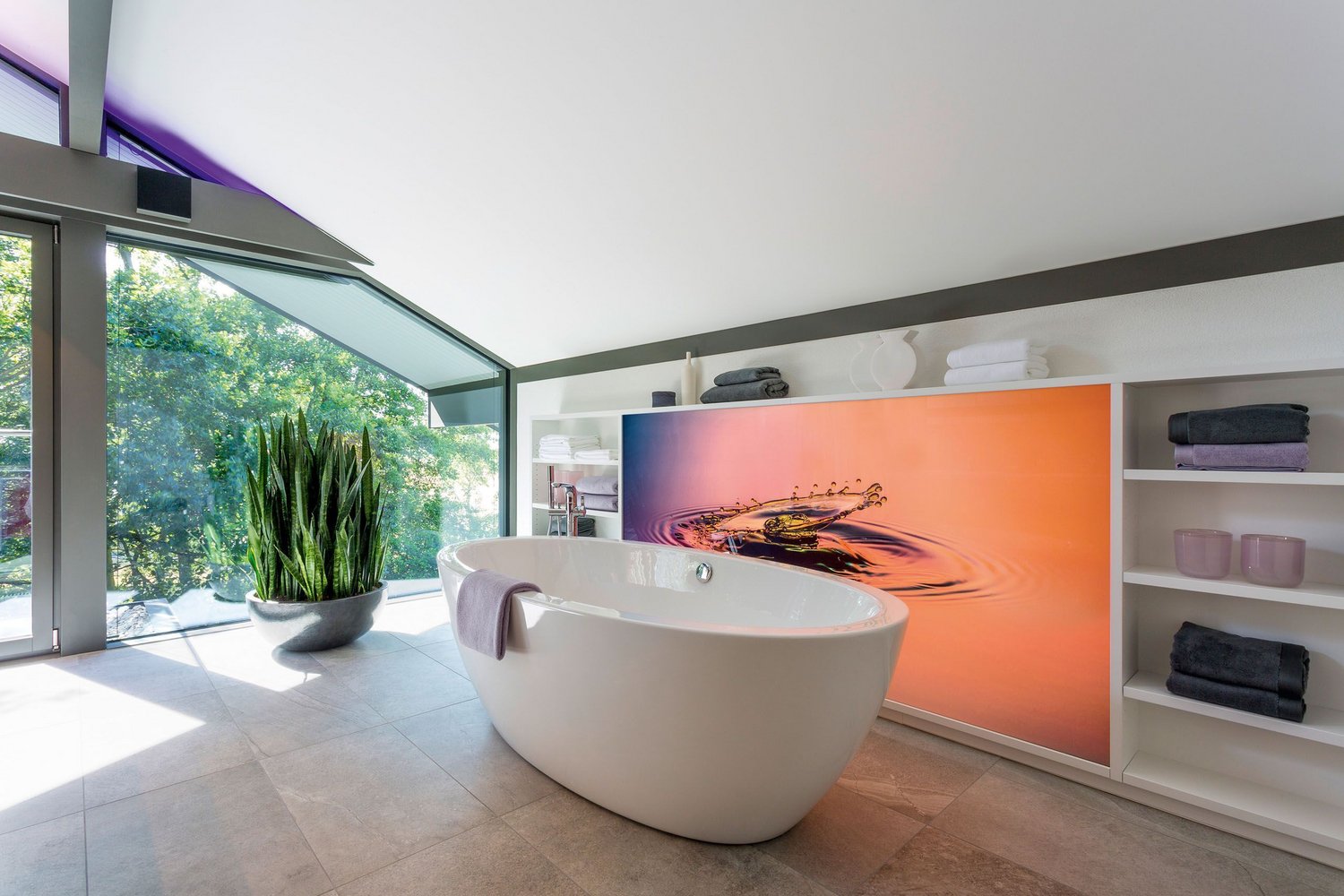 HUF show home London Brooklands 57 Helles Badezimmer mit freistehender Badewanne und dekorativen Pflanzen