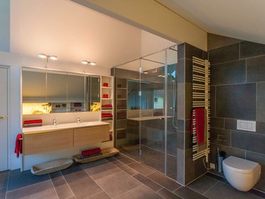 HUF Musterhaus Frankfurt weiss 32 Stylisches Badezimmer mit Doppel-Waschbecken und moderner Ausstattung