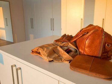 Stillleben mit Lederwaren auf einer weißen Oberfläche in einem hellen Raum