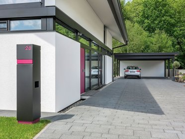 Moderne Architektur eines Familienhauses mit Garage Gemütliches und stilvolles Architektenhaus mit Einfahrt und Garten