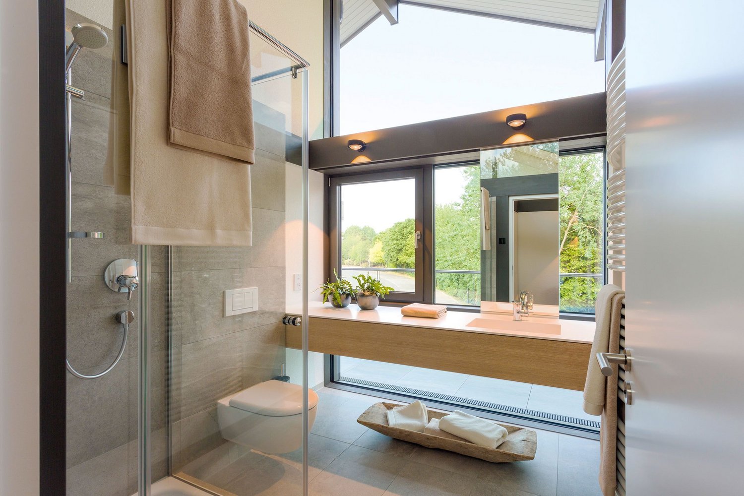 HUF show home London Brooklands 44 Geräumiges Badezimmer mit minimalistischer Ausstattung und natürlichem Licht