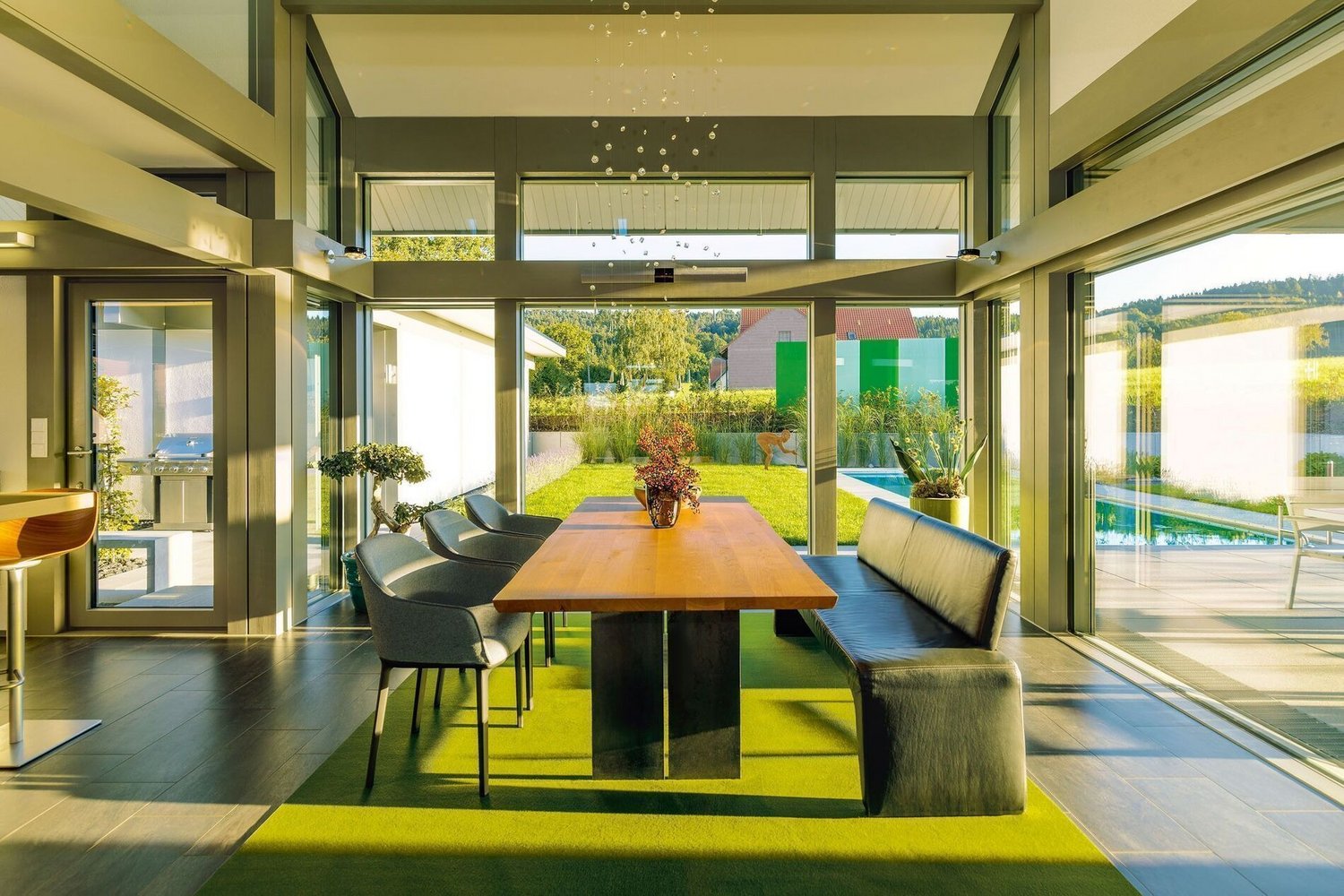 Modernes HUF Haus mit großzügigem Wohnambiente Lichtdurchfluteter Wohnraum mit Blick in die Landschaft